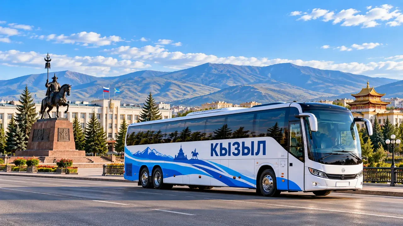 Пассажирский автобус Кызыл на фоне города Кызыл